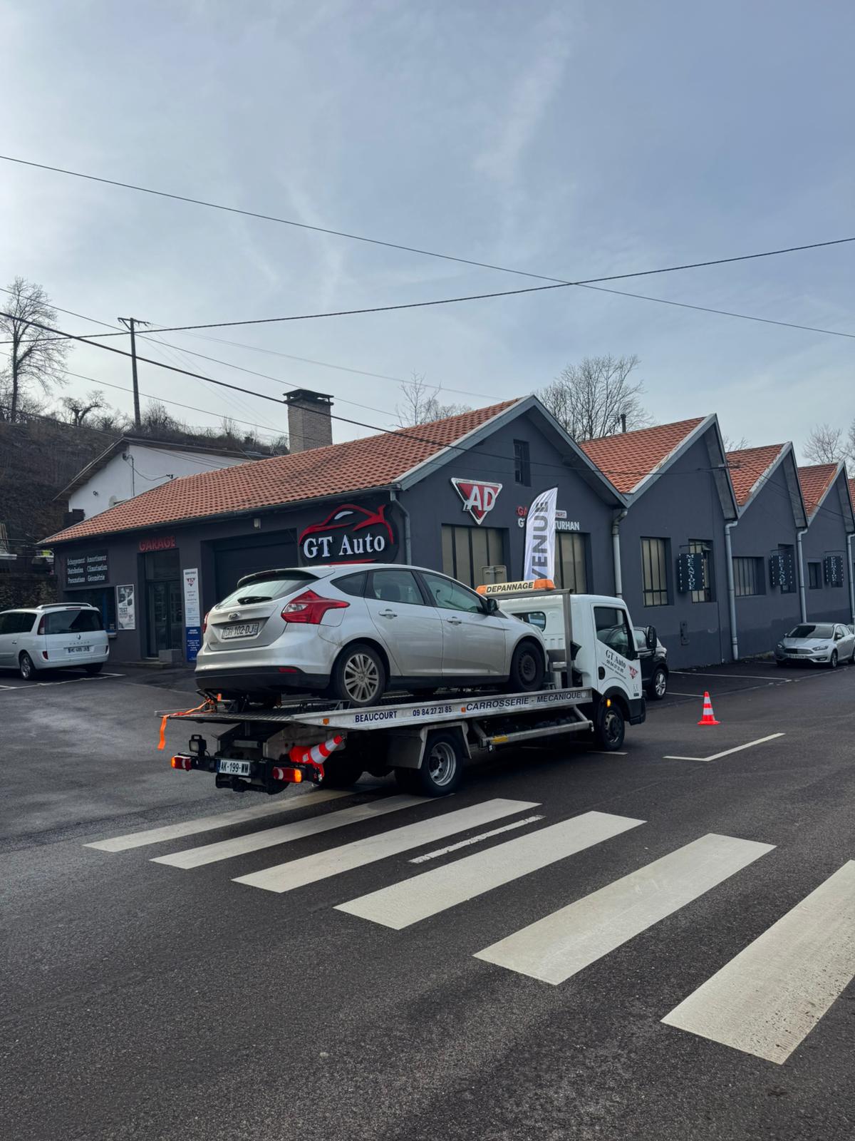 Dépanneuse GT Auto en intervention au crépuscule